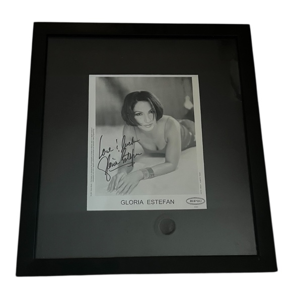 GLORIA ESTEFAN - AUTOGRAPHED SIGNED FRAMED PHOTOGRAPH/PPRINT 15"X17"